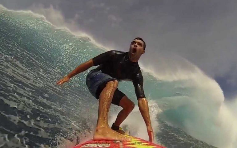 Il cagliaritano Francisco Porcella oggi in gara tra le onde del Nazaré Tow Surfing Challenge