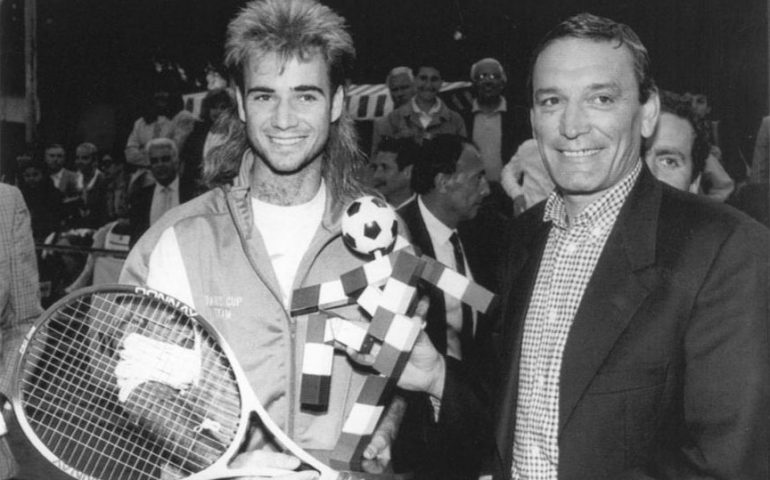 La foto: Gigi Riva e Andre Agassi agli Internazionali d’Italia di tennis del 1989