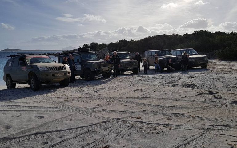 Jeep sulla spiaggia di Capriccioli - Foto di Anna Maria Profili