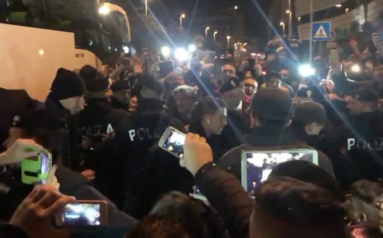 La Juventus è arrivata a Cagliari, tifosi bianconeri scatenati davanti al THotel (VIDEO)