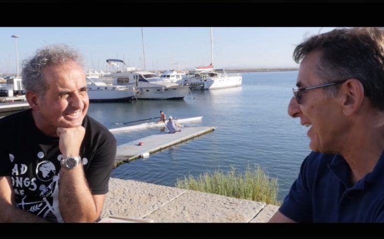 Maurizio Medda intervista Andrea Argiolas davanti al circolo Canottieri Ichnusa