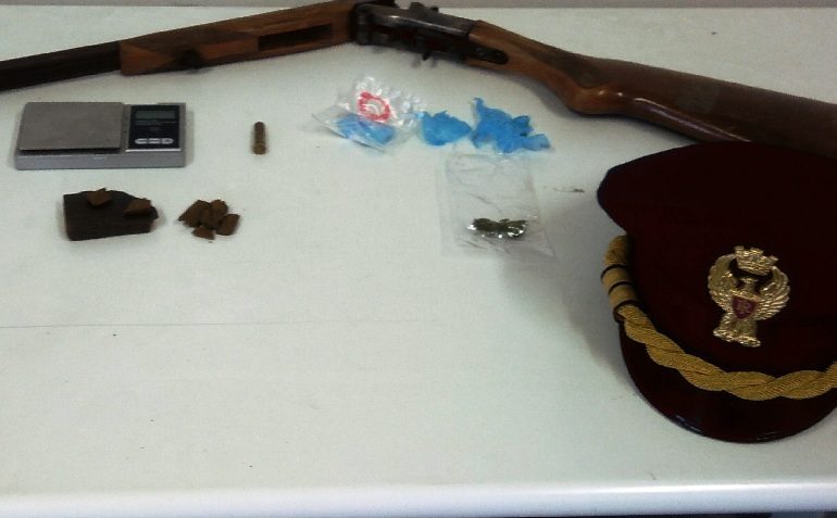 Polizia quartu fucile droga