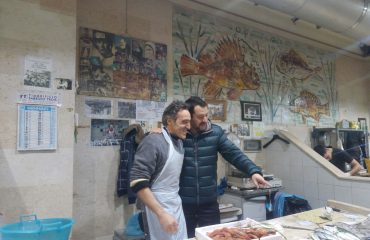 Salvini con un operatore del Mercato di San Benedetto