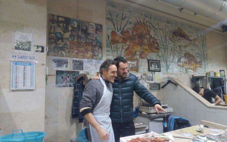 Salvini con un operatore del Mercato di San Benedetto