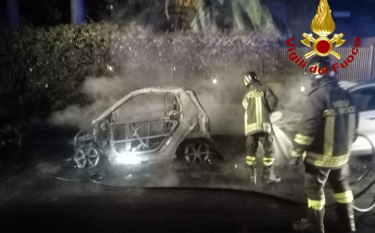 Notte di roghi d’auto fra Cagliari e hinterland. A fuoco cinque auto
