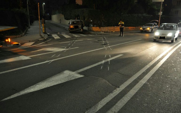 Incidente stradale in via Cadello. Auto sbanda e finisce sul muro di cinta di un’abitazione