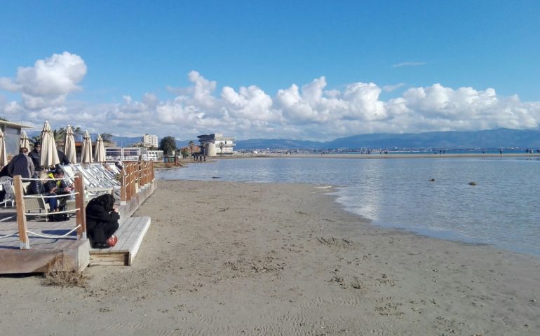 La foto del giorno. Mareggiata al Poetto, l’acqua arriva sino ai chioschi