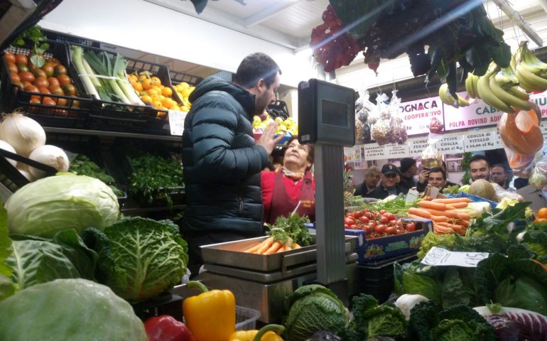 (VIDEO) Fra polpi e cozze, lattughe e bistecche. Il saluto “gourmet” di Salvini alla città di Cagliari