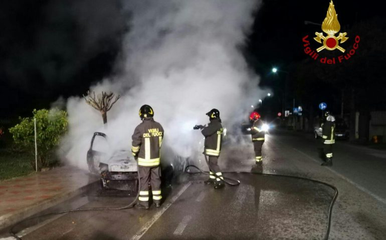 Auto incendiata nella notte a Sestu