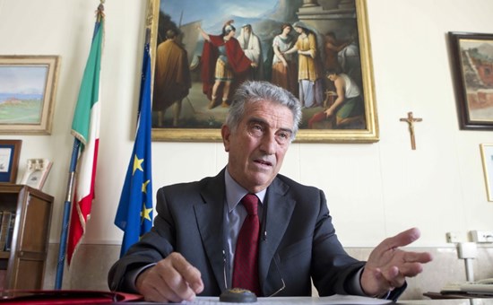 Onorificenza al merito per Ettore Angioni: il presidente Mattarella lo nomina Cavaliere di Gran Croce