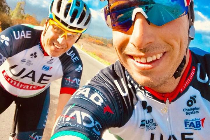 Fabio Aru si allena a Cagliari con la maglia della sua nuova squadra, la Uae Emirates