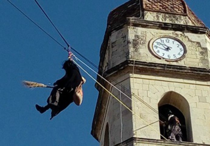 Quest’anno ad Assemini la Befana ha volato davvero: si è calata dal campanile della chiesa di San Pietro e ha distribuito dolci dall’alto