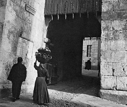 La Cagliari che non c’è più: Torre dell’Elefante, via Università, 1929: una donna a servizio porta la spesa