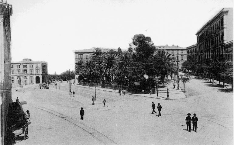 La Cagliari che non c’è più: via Roma e viale Regina Margherita in una foto dei primi del Novecento