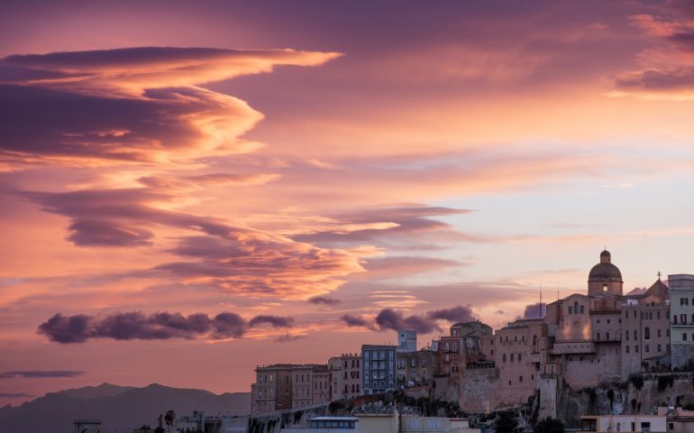 La foto: Cagliari, il Castello al tramonto in una magnifica immagine di Stefano Garau