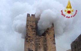 campanile di san pietro in fiamme vigili del fuoco galtellì