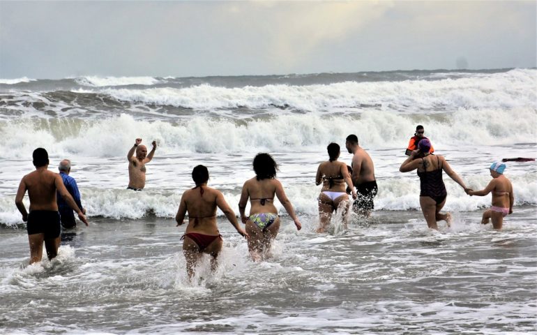 Villaputzu, Befana in acqua e primo bagno della stagione: a Porto Tramatzu c’è il cimento di nuoto