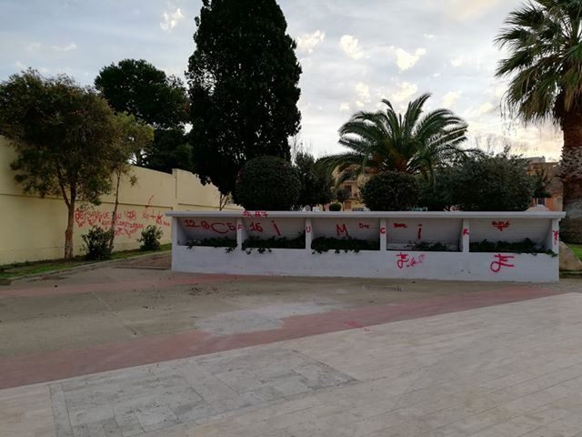 Appena ripulito e già vandalizzato: stupidi in azione nel parco del cimitero di Pirri