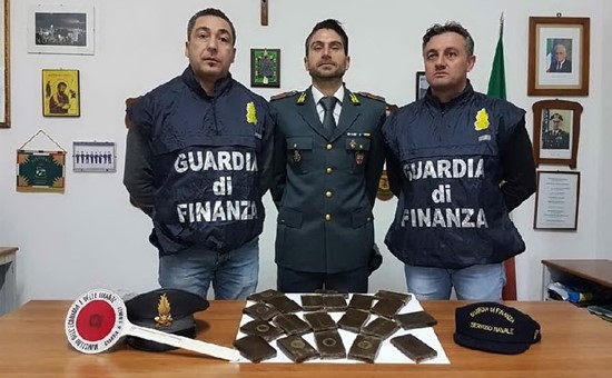 In traghetto a La Maddalena con due kg di hashish: arrestato 30enne quartese