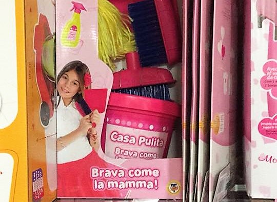 Cagliari, “Casa pulita”, “Brava come la mamma!”: ritorna la polemica, d’altronde mai sopita, sui giochi da maschio-giochi da femmina