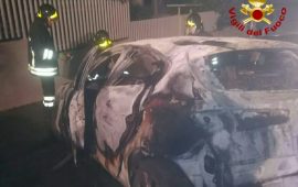 incendi auto sarroch via dei giunchi cagliari vigili del fuoco 19 gennaio 2018 (1)