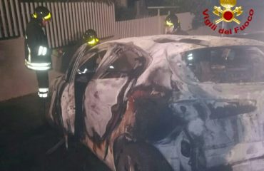 incendi auto sarroch via dei giunchi cagliari vigili del fuoco 19 gennaio 2018 (1)