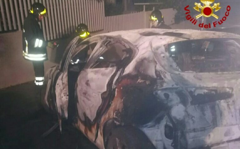 incendi auto sarroch via dei giunchi cagliari vigili del fuoco 19 gennaio 2018 (1)