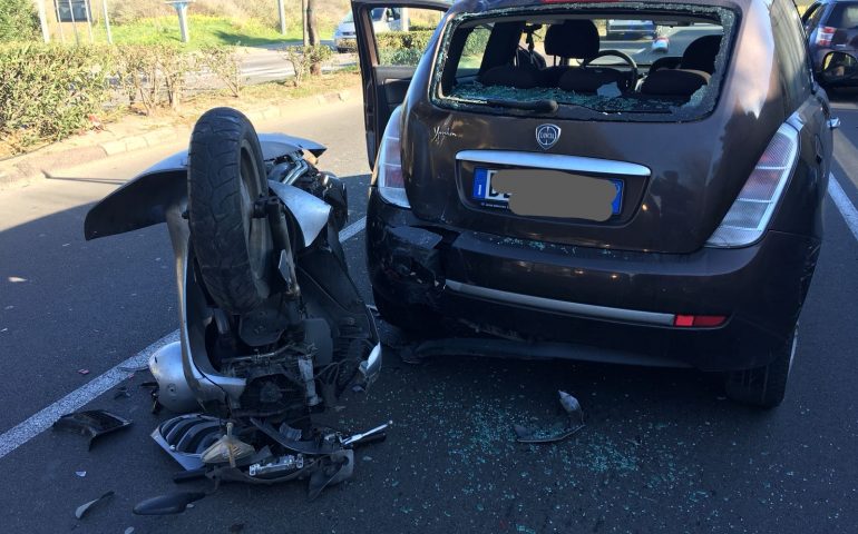 incidente auto scooter viale poetto (1)