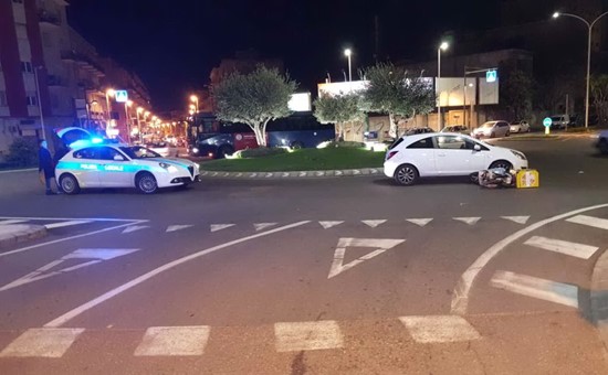 Non da la precedenza alla rotonda di piazza Sant’Avendrace e provoca incidente