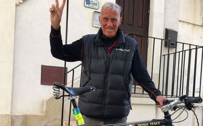 Da 17 anni gira il mondo in bicicletta: Janus River, 81 anni, è arrivato in Sardegna