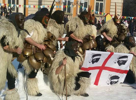 L’esibizione dei Boes e Merdules di Ottana in Bulgaria per il Festival internazionale delle maschere di Pernik (FOTO E VIDEO)