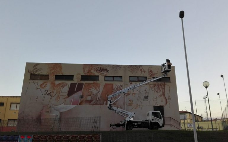 In una parete del liceo Michelangelo di via Dei Donoratico il nuovo murale di Manu Invisible a Cagliari (photogallery e video)