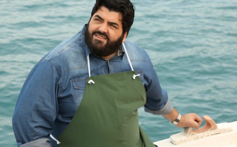 (VIDEO) Chef Cannavacciuolo a Cabras fra muggini e fornelli. Questa sera in TV la puntata di “O’ Mare mio” fa tappa in Sardegna