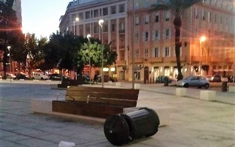 Vandali in azione in piazza Garibaldi: ancora nessun rispetto per i beni cittadini comuni