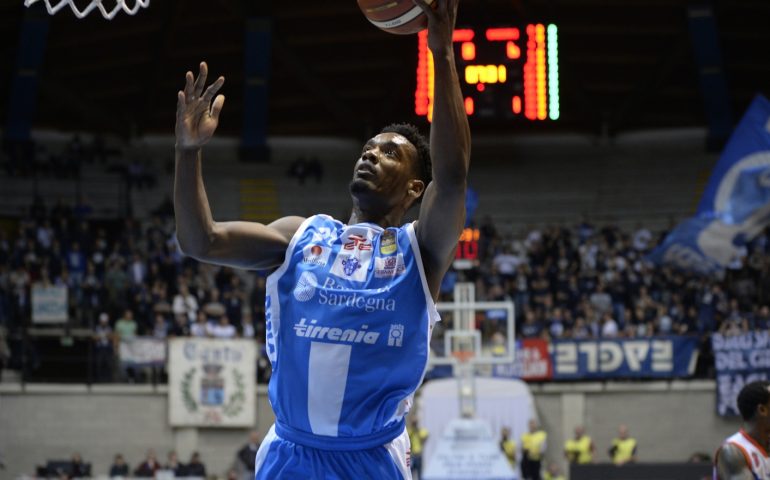 La Dinamo Sassari butta via la vittoria: Cantù vince 102-96 dopo un tempo supplementare