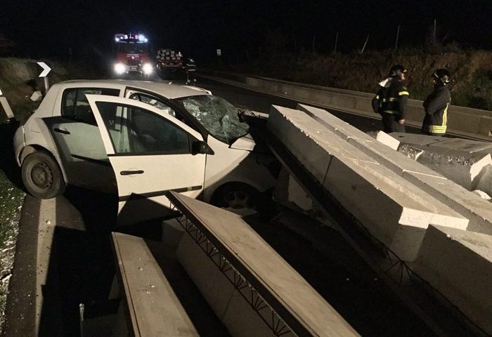 Vallermosa, camion perde piloni di cemento che investono un’auto: un ferito grave