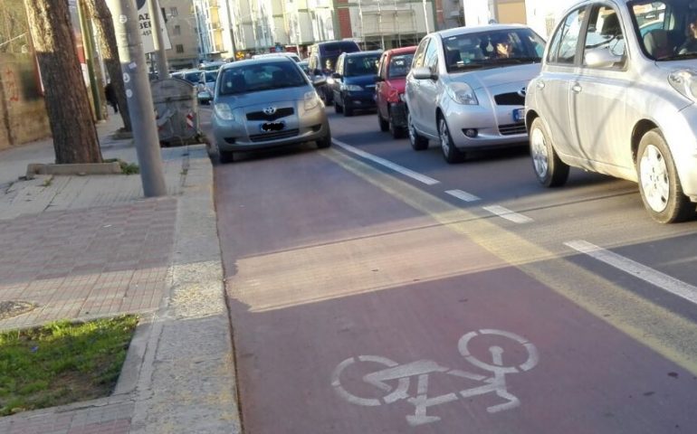 Non è una città per biciclette. (VIDEO) Una pedalata per le piste ciclabili di Cagliari fra maleducazione e fossi