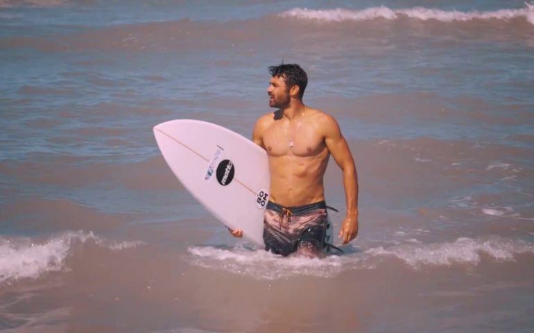 Francisco Porcella parteciperà a Ballando con le Stelle: il surfista cagliaritano al varietà di Rai 1, condotto da Milly Carlucci