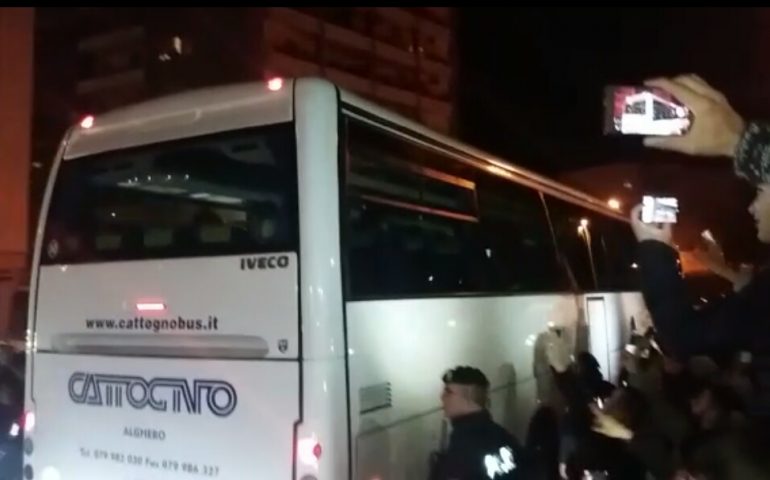 Centinaia di tifosi bianconeri da tutta la Sardegna al T-Hotel per salutare Higuain e compagni