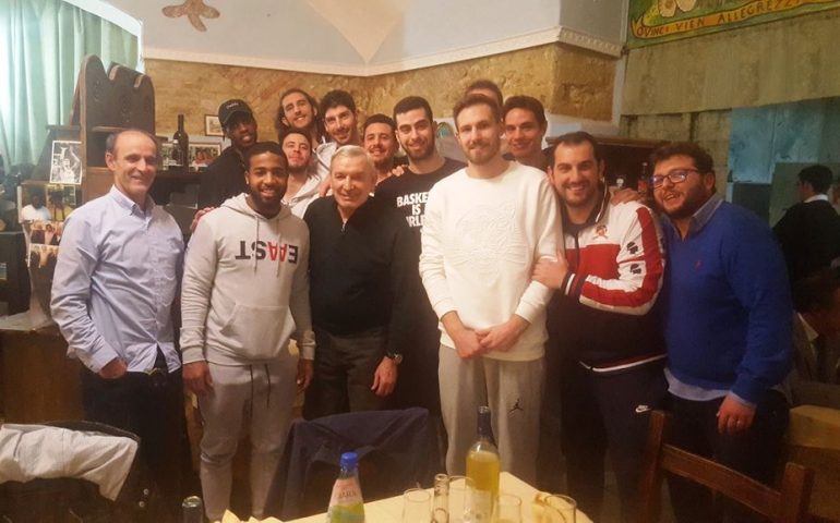 I ragazzi della Dinamo Cagliari Academy incontrano in ristorante il mito del calcio Gigi Riva