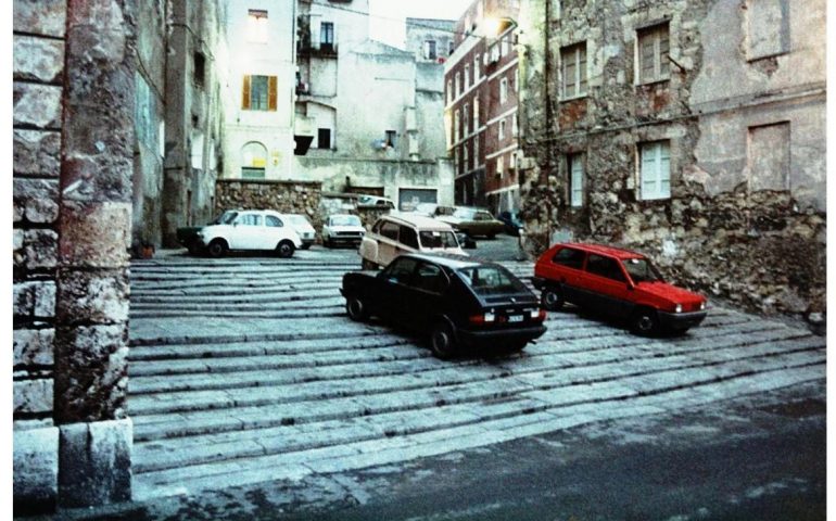 La Cagliari che non c’è più: Castello, Scalette Santa Croce, anni Ottanta, quando il parcheggio non era un problema..