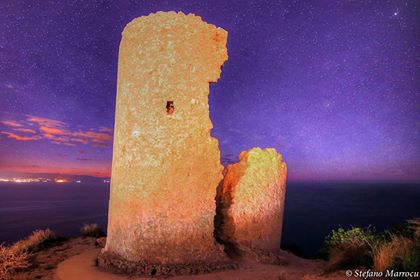 La foto del giorno. “Torre nelle Stelle”: un’alba da spettacolo alla Sella del Diavolo