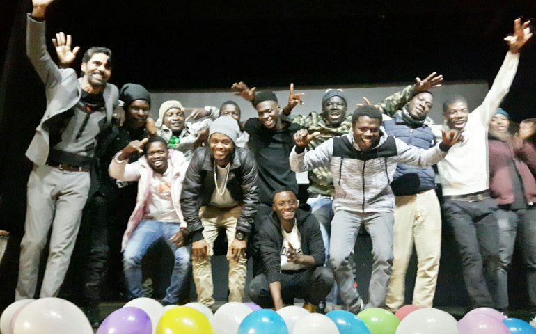 (VIDEO) “Io,Tu”, il messaggio di fratellanza dei migranti attraverso il teatro. Presentato il progetto dello Sprar di Quartu