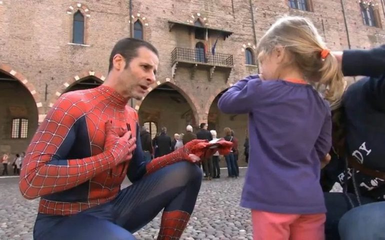 Spiderman sbarca a Cagliari: arriva in Sardegna Mauro Merlino, l’uomo che ascolta i problemi della gente