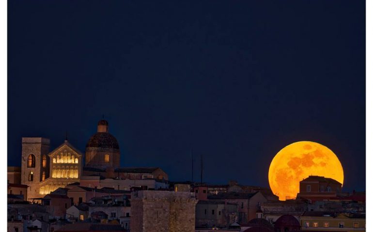 Le foto: la splendida super luna nel cielo di Cagliari in una serie di scatti
