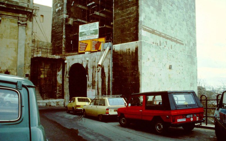 La Cagliari che non c’è più: 1980, si preparano i lavori di ripulitura della Torre dell’Elefante