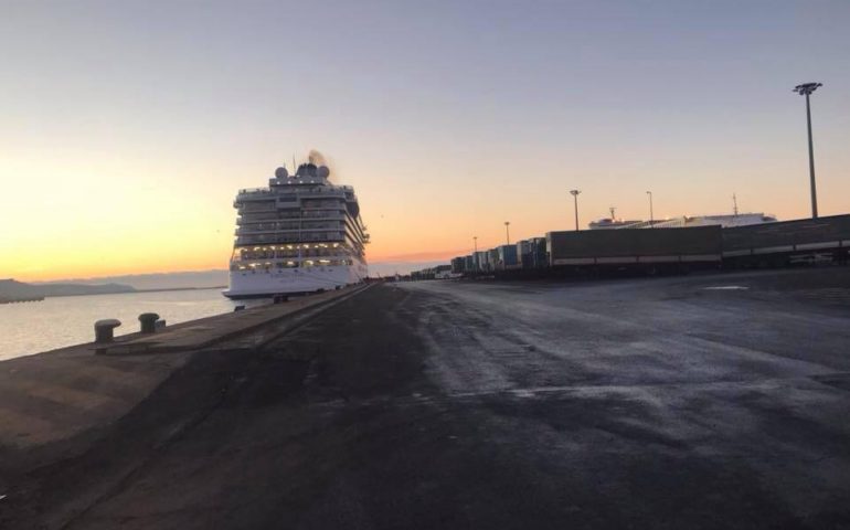 Cagliari, troppo vento: nave da crociera entra in porto e non attracca. La Viking Star frenata dal Maestrale