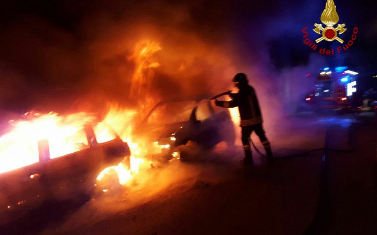 Auto di due ispettori Inps incendiate a Cagliari: identificato un sospetto. Si indaga sul mandante