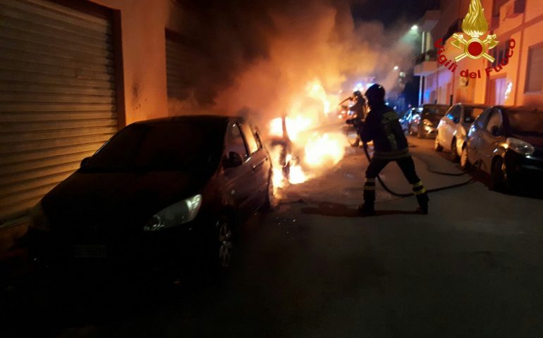 Emergenza incendi a Cagliari e dintorni. Ancora auto incendiate nella notte
