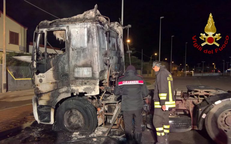 Serramanna: nella notte va a fuoco un autoarticolato